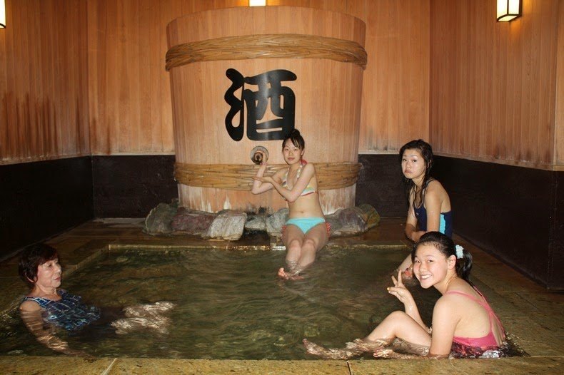 Подглядывание за девушками в японской сауне