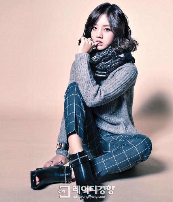 Photo of "Modern Classic," Hyeri executes the grey color tone style with warm and bulky knitted sweater and modern patterned pants.