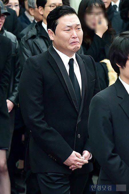 Heartbreaking photos from Shin Hae Chul's funeral released