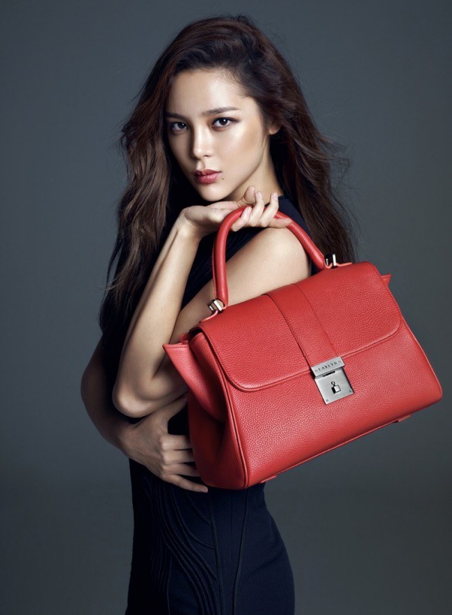 Park Si Yeon looks elegant with new 