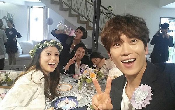 Ji Sung and Lee Bo Young unveil adorable photos from their baby shower