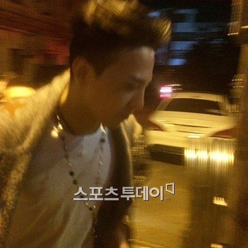 G-Dragon re-entering the club after personally saying goodbye to Tilda Swinton.