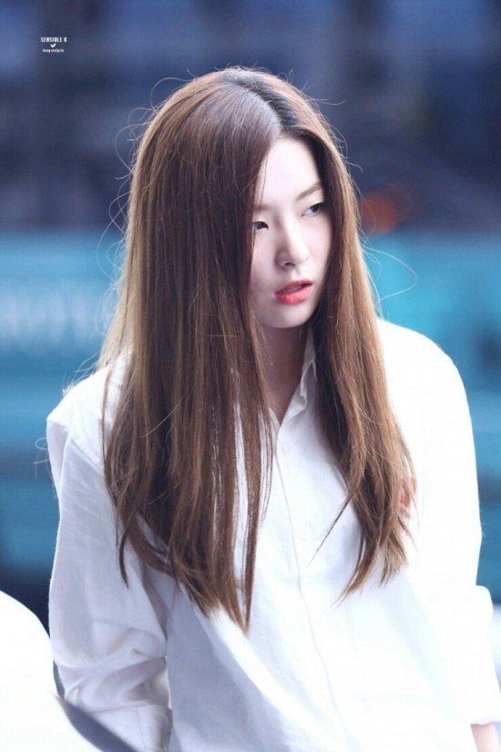 Red Velvet's Seulgi praised by netizens for her no double eyelid look