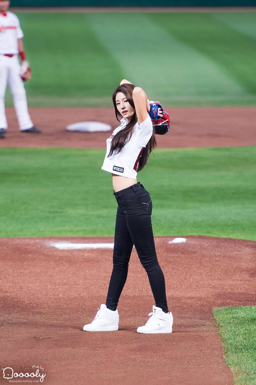 THIS is why fans love it when idols pitch at baseball games - Koreaboo