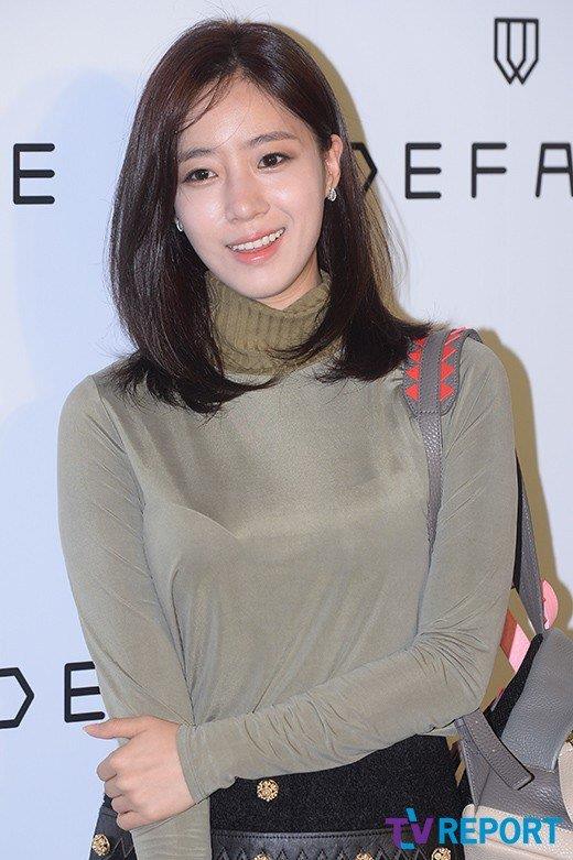 Koreaboo on X: Netizens mock T-ARA's Eunjung for wearing oversized bra at  recent event --   / X