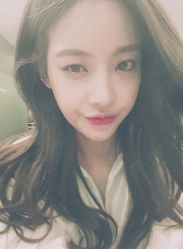 Actress Oh Yeon Seo shows off her radiant beauty in latest selca spree