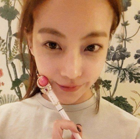 Actress Oh Yeon Seo shows off her radiant beauty in latest selca spree