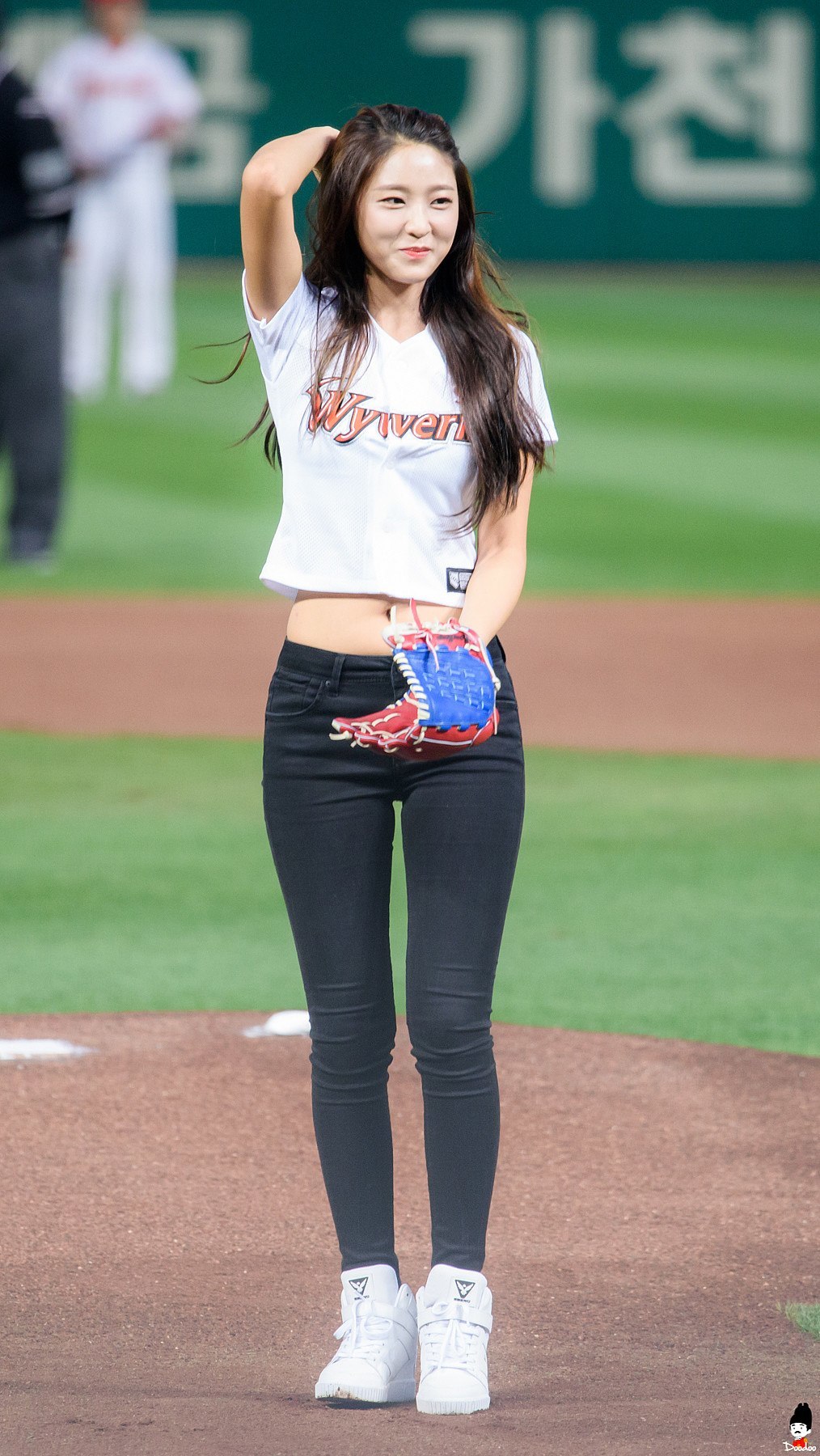 THIS is why fans love it when idols pitch at baseball games - Koreaboo