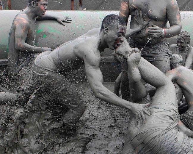 Every Year Koreans Throw A Giant Mud-Westling Festival (20 