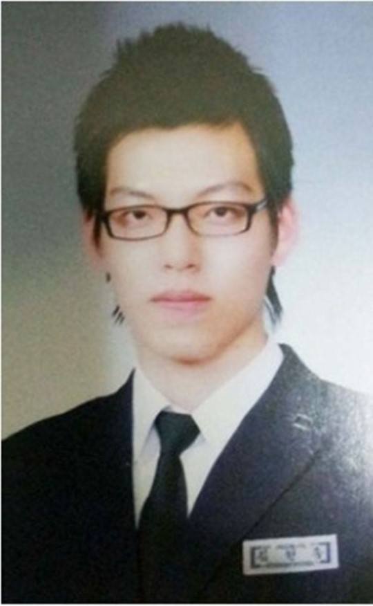 Fans lose it due to graduation photos of top male idols