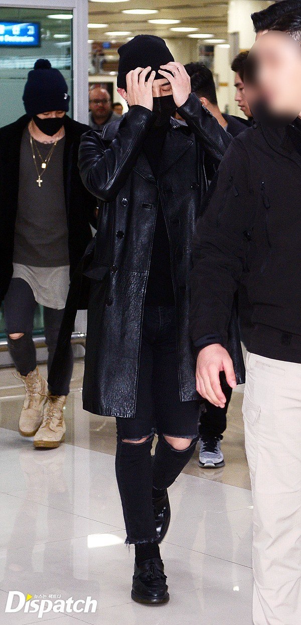 G-Dragon blinded by photographers upon arrival at Gimpo Airport