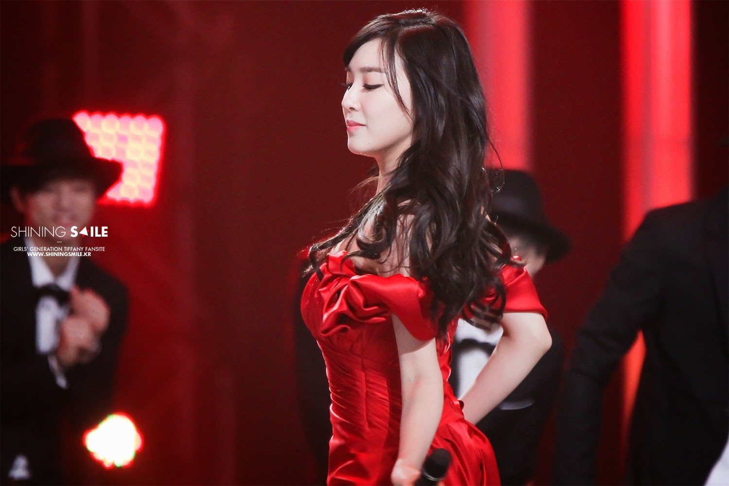 Girls Generation Tiffany Stuns Fans With Sexy Red Dress At Performance Koreaboo