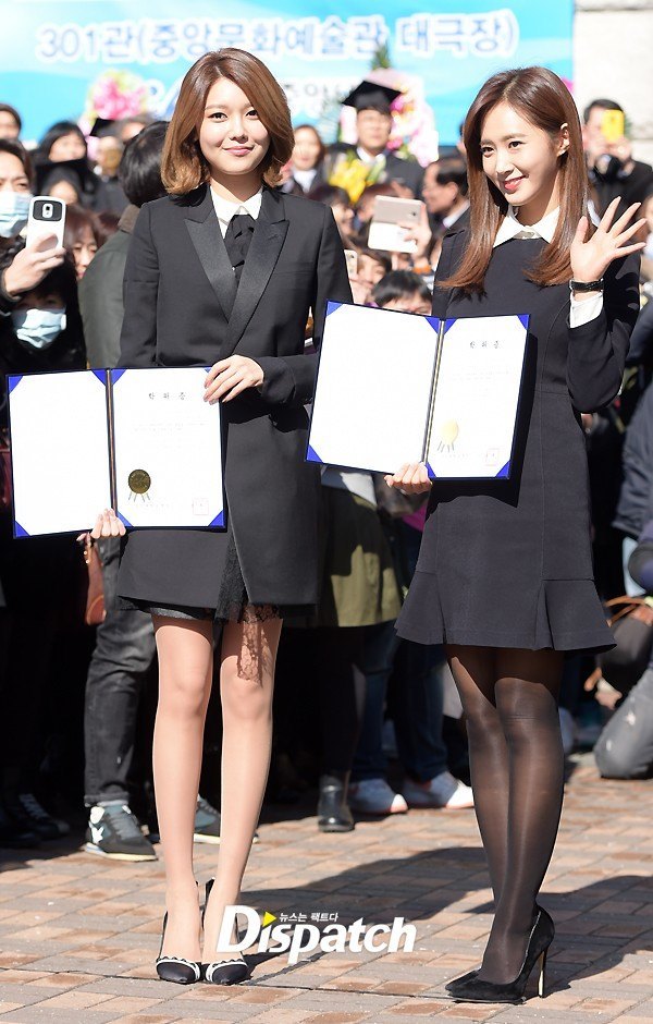 Innocent Sisters Park Shin Hye Yuri And Sooyoung Receive Special Awards At Graduation Ceremony Koreaboo