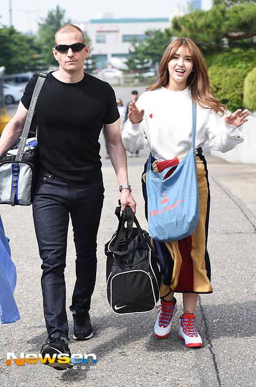 Image: Father-daughter Matthew Douma and Jeon Somi walking to "Happy Together 3" recording / Newsen