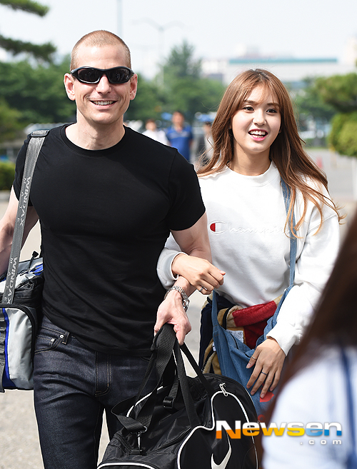 Image: Father-daughter Matthew Douma and Jeon Somi walking to "Happy Together 3" recording / Newsen