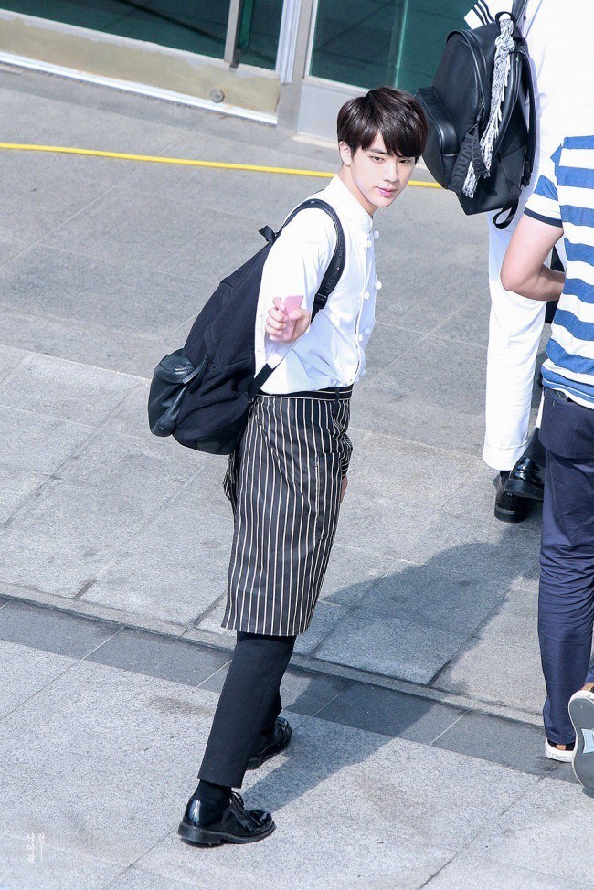 BTS's Jin Goes Viral For The Precious Way He Holds His Bags - Koreaboo