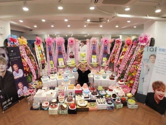 Image: Approximately 65 cakes for SEVENTEEN Jun's birthday (2016)