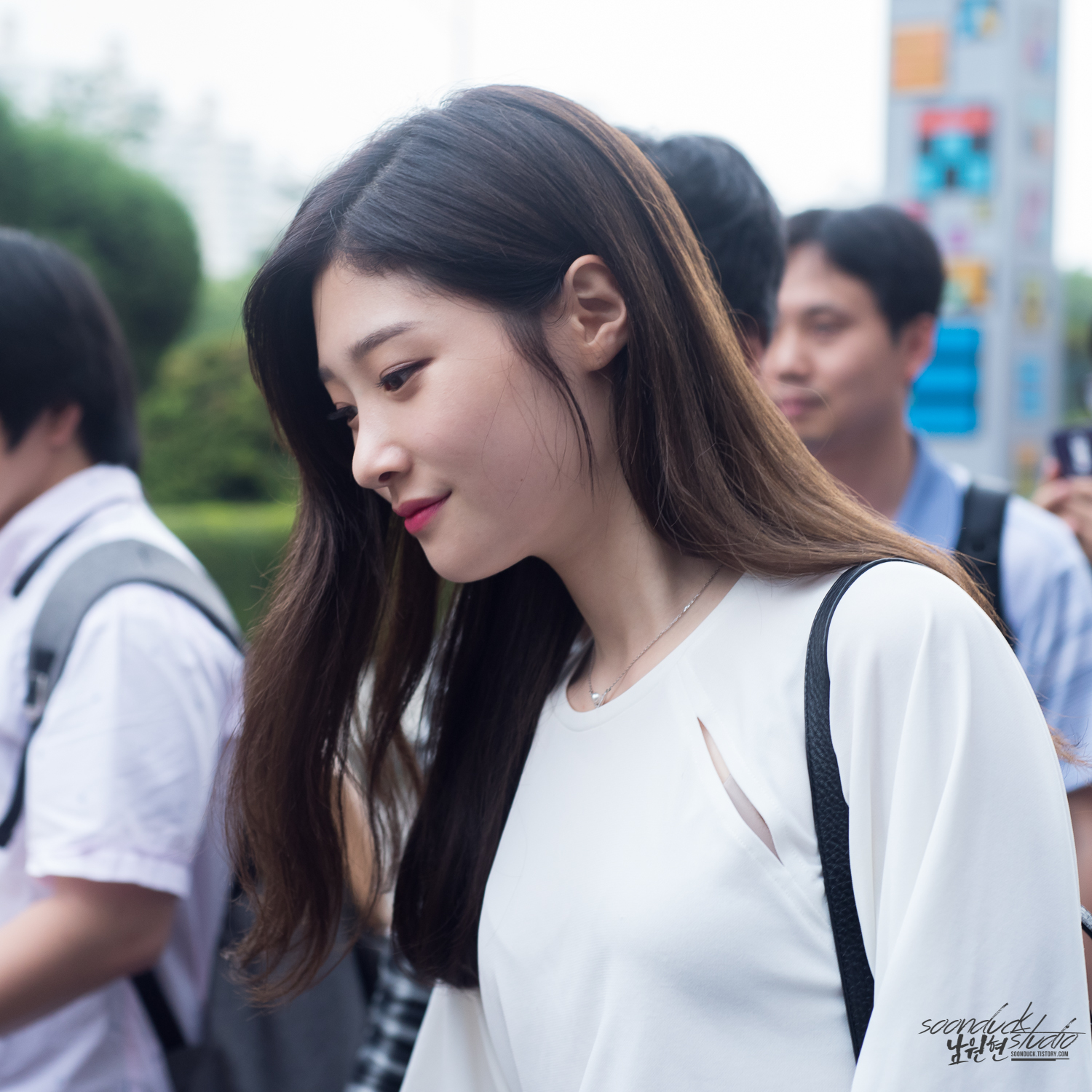 Fan snapshots of I.O.I's Chaeyeon in public reveal her true beauty ...