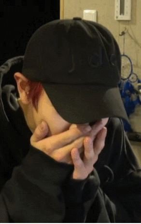 Image: EXO Chanyeol covering his mouth after accidentally swearing on live broadcast / Online community board