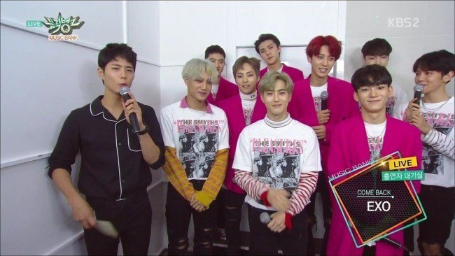 Image: Park Bo Gum backstage interviewing EXO for comeback on 'Music Bank' / Capture from KBS 'Music Bank'