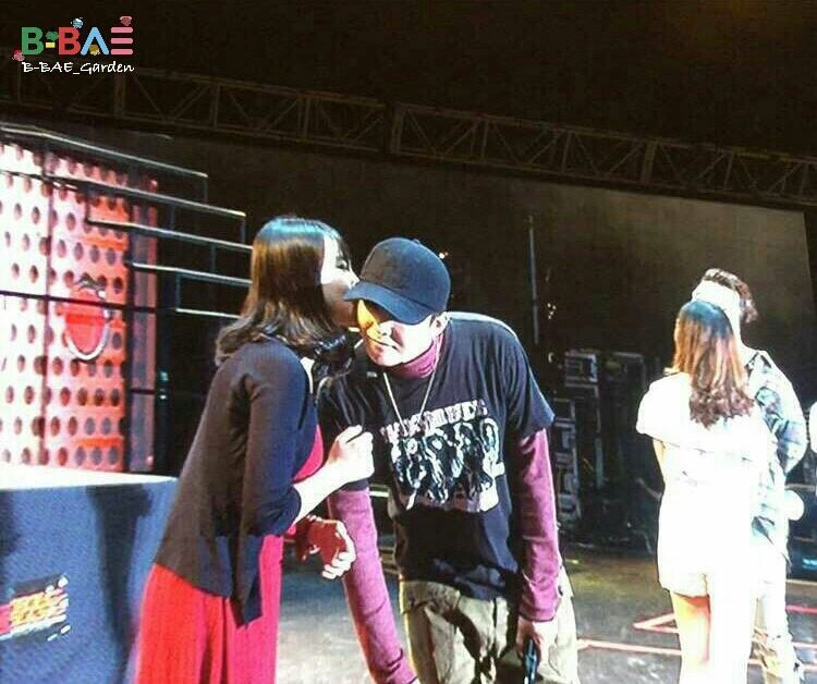 Korean Netizens Furious At Chinese Fan For Sneaking A Kiss With G Dragon At Recent Event Koreaboo