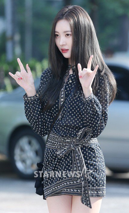 Image: Sunmi posing for the cameras while on her way to Music Bank