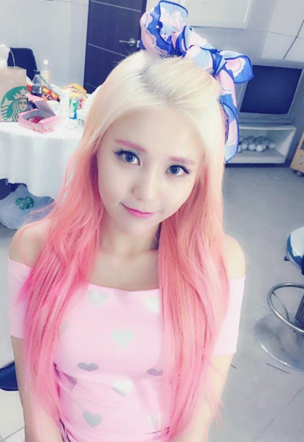 Popular Girl Pink & Blonde Hair