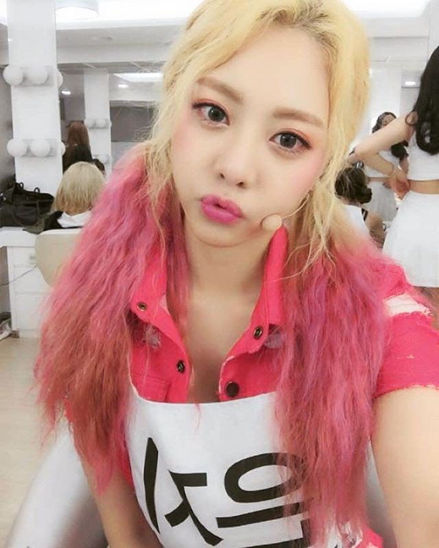 The "Pink Blonde" Hairstyle Is Popular Among K-Pop Artists, But These 8