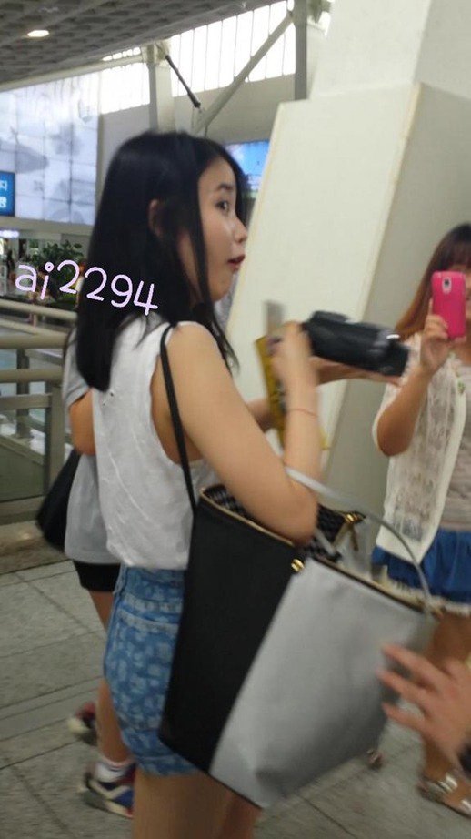 Image: IU's reaction when a fan tells her that her ID is showing