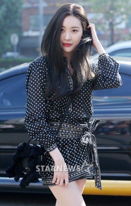 Image: Sunmi making her way towards Music Bank for Wonder Girls' comeback