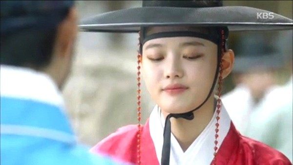 Image: A close up of Kim Yoo Jung in her drama "Moonlight Drawn by Clouds" / KBS2