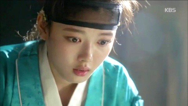 Image: A close up of Kim Yoo Jung in her drama "Moonlight Drawn by Clouds" / KBS2