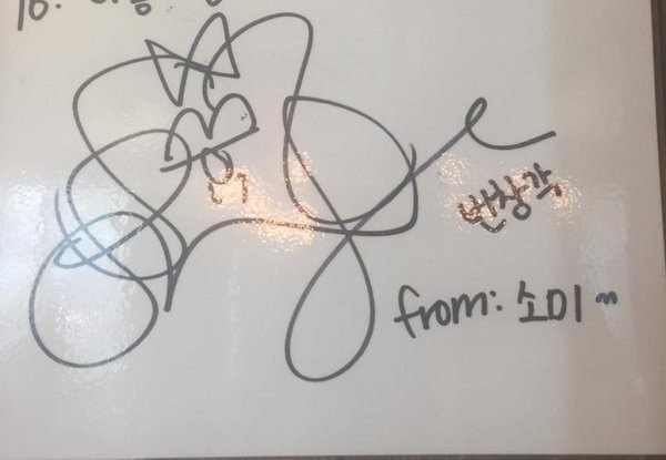 Image: Jeon Somi's fan autograph / Via Dispatch