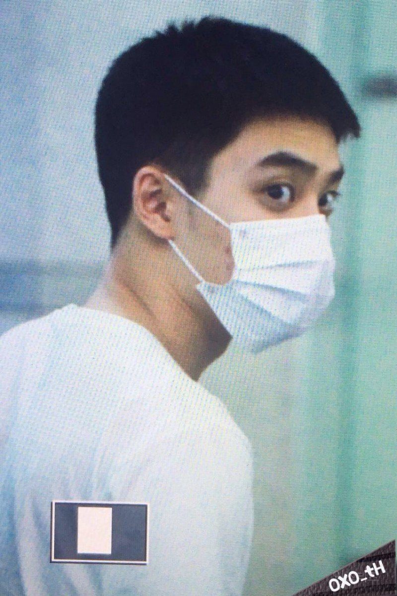 Fan-taken photo of EXO's D.O at the airport with irritated skin and harsh acne. / OXO_th via INSTIZ