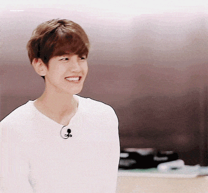 GIF of EXO's Baekhyun in a happy and jolly mood on MBC's Infinite Challenge September 17, 2016 episode / Pann