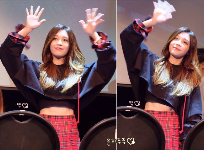 Apink's Jung Eunji waving at fans at a fan event / Image Source: Credit as tagged