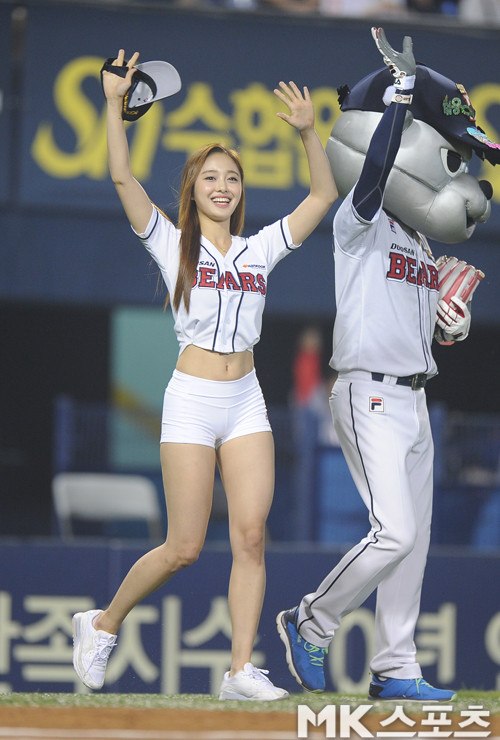 This beautiful Korean girl is going viral after her sexy baseball pitch -  Koreaboo