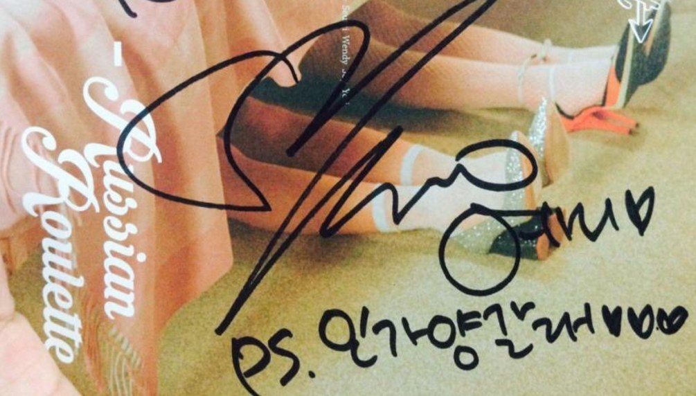 Photo of the signed poster the fan received from Red Velvet's Yeri on the day of their encounter. The P.S. message reads, "Inkigayo Pigtails". / Pann