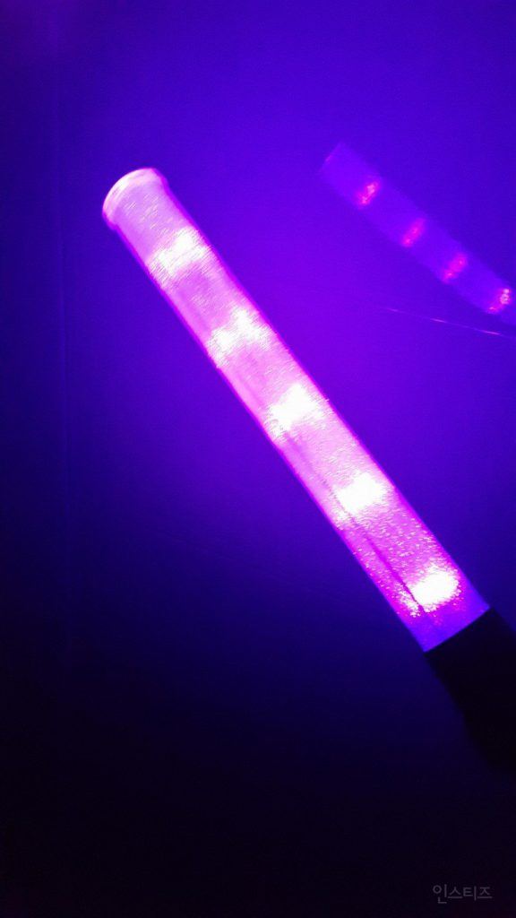 Image: Close up photo of f(x)'s light stick in the dark / Instiz