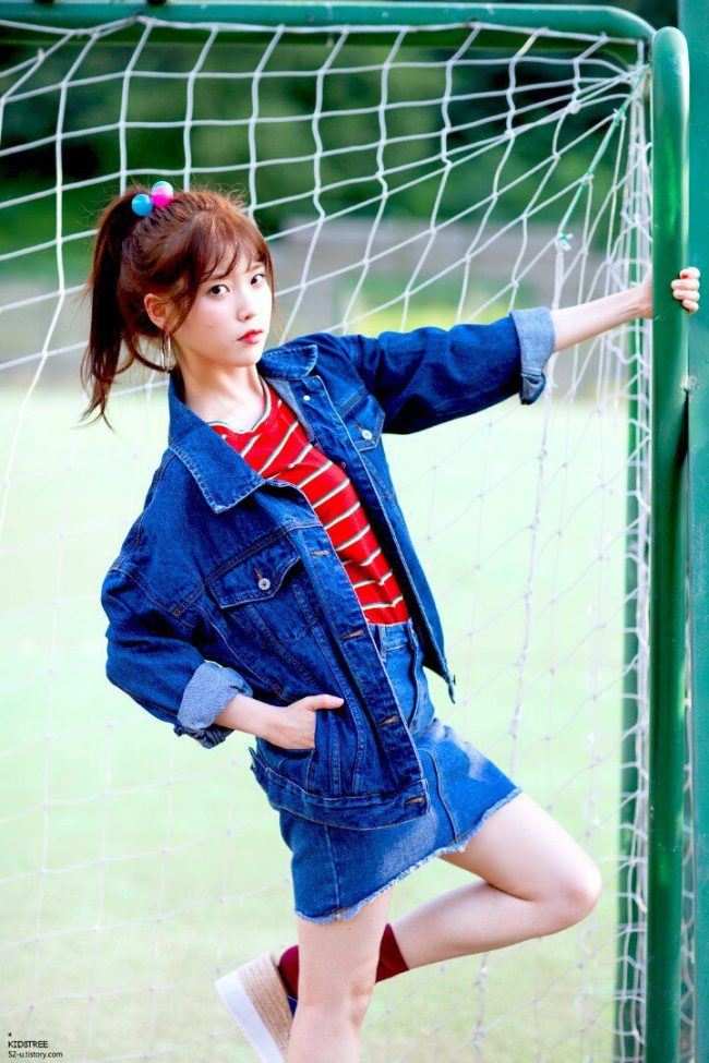 Image: IU takes on a cute look as she swings from a goal's post / LOEN Tree