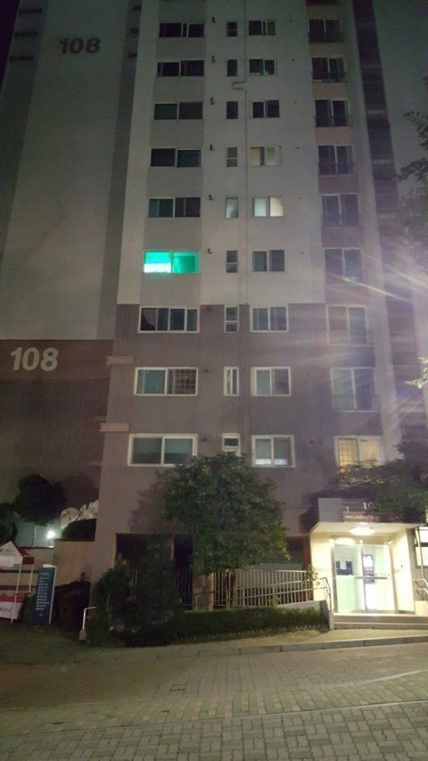 Image: Fan takes photo of a SHINee light stick shining in their apartment from outside / Instiz