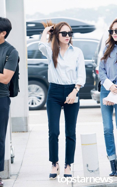 Krystal continues to impress at the airport - Koreaboo