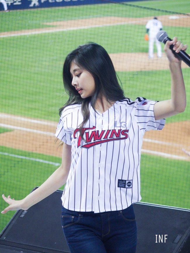 kstuff Shop Twice Baseball Uniform Sweatshirt Tzuyu / L