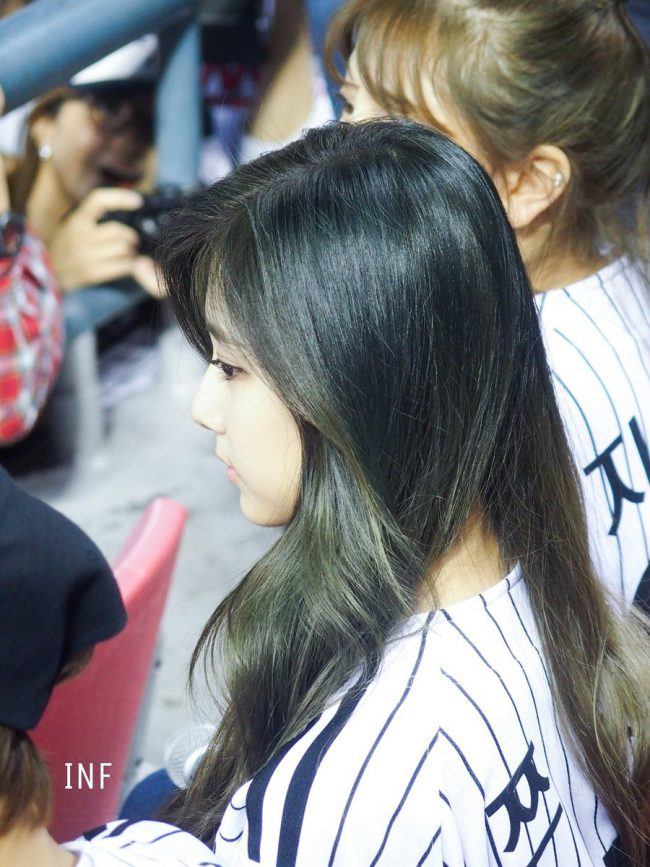 TWICE Tzuyu's fresh baseball fashion is catching fans' attention