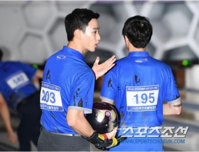 Kim Soo Hyun in the middle of a passionate talk / Sports Chosun