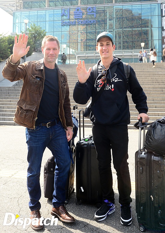 Aaron Eckhart and Miles Teller waving goodbye before entering their van / Image source: Dispatch