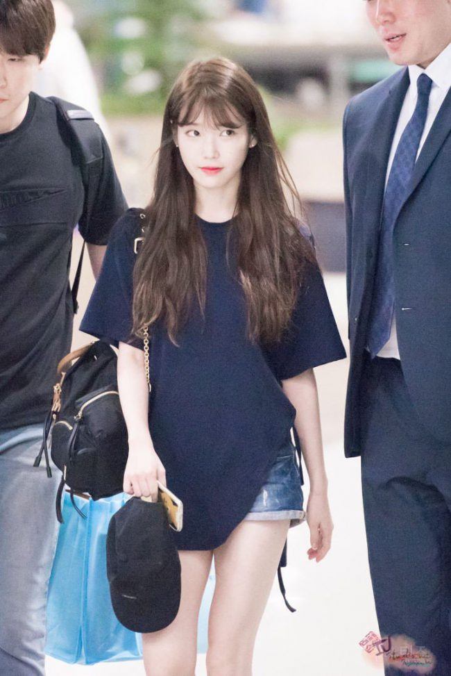 IU spotted with new hairstyle for the first time at Suzy's 