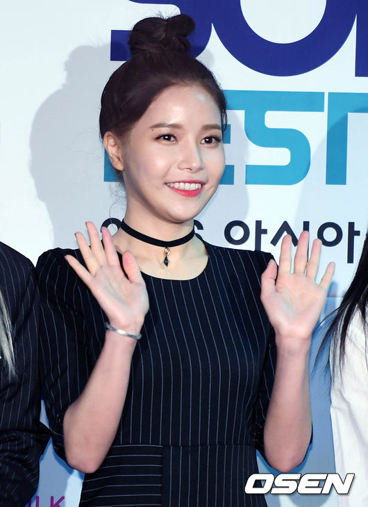 Red Velvet revitalizes choker trend