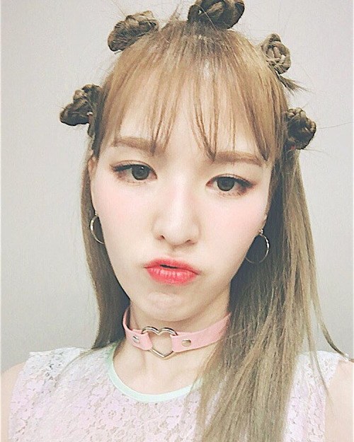 Red Velvet revitalizes choker trend