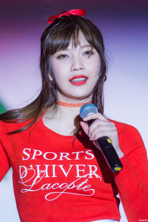 Red Velvet revitalizes choker trend